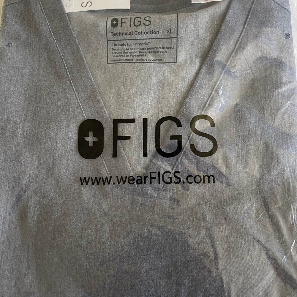 Figs unopened charcoal grey scrub 3in1 pocket with tag on